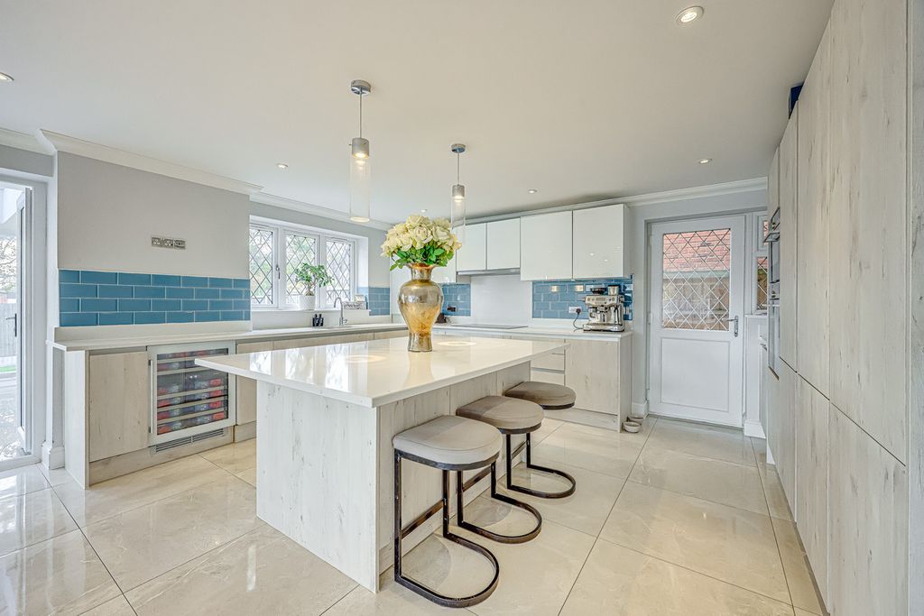 Additional image 11 of 5 bed detached house for saleSwale Road, Benfleet SS7