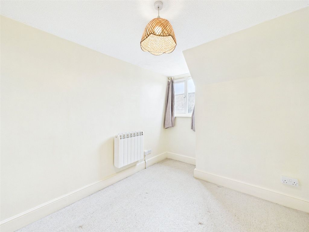 2 bed flat for saleThe Square, Holsworthy, Devon EX22 photo 5