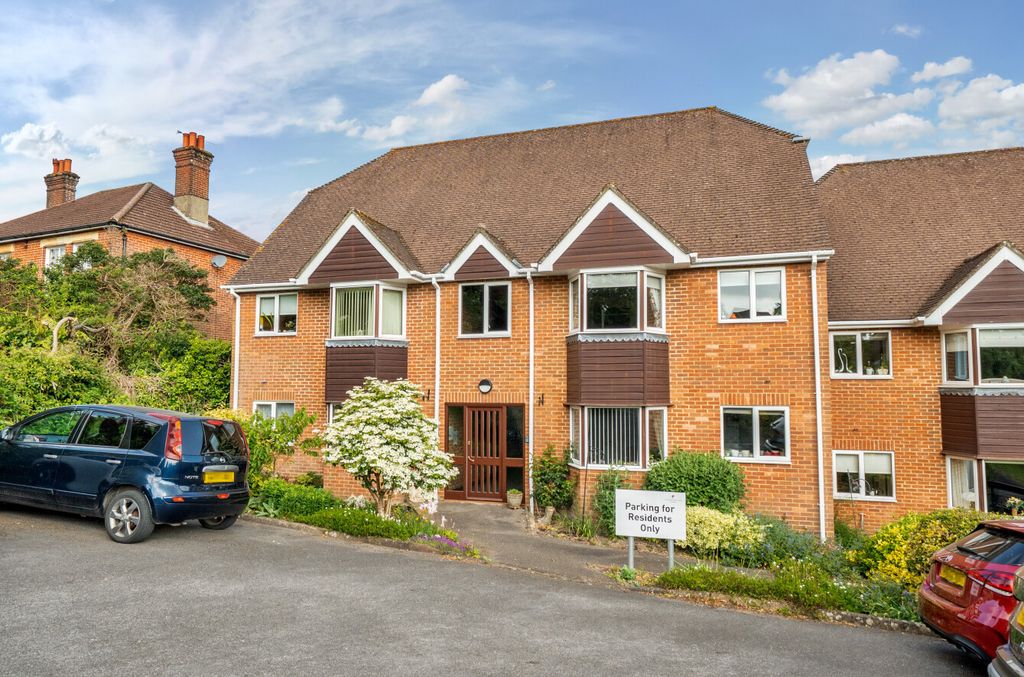 2 bed flat for saleEllingham Close, Alresford, Hampshire SO24