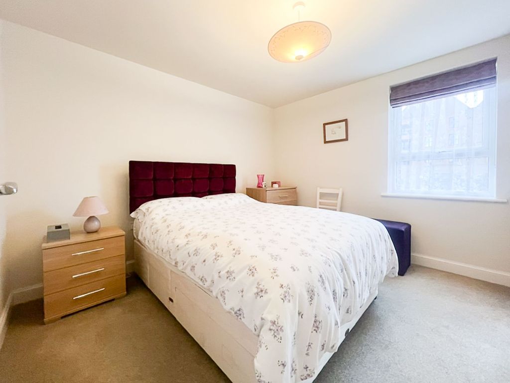 2 bed flat for saleKingsbrook Basin, Broughton HP22 photo 4