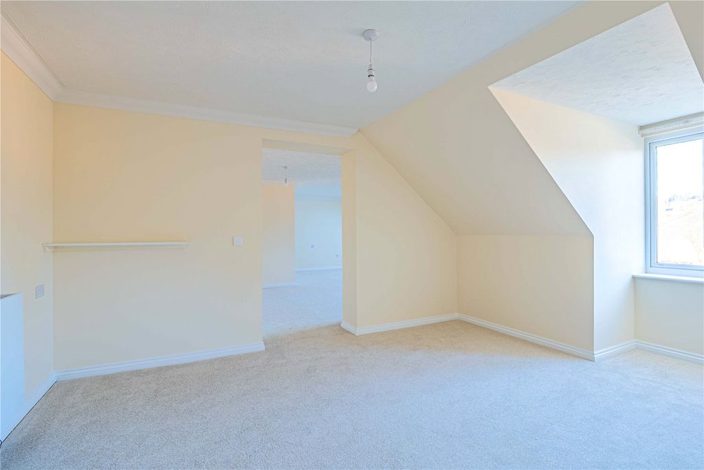 Additional image 5 of 2 bed flat for saleHigh Street, Berkhamsted, Hertfordshire HP4
