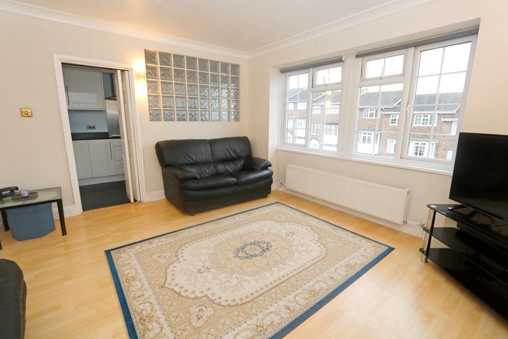 2 bed flat for saleStation Road, South Benfleet, Essex SS7 photo 3