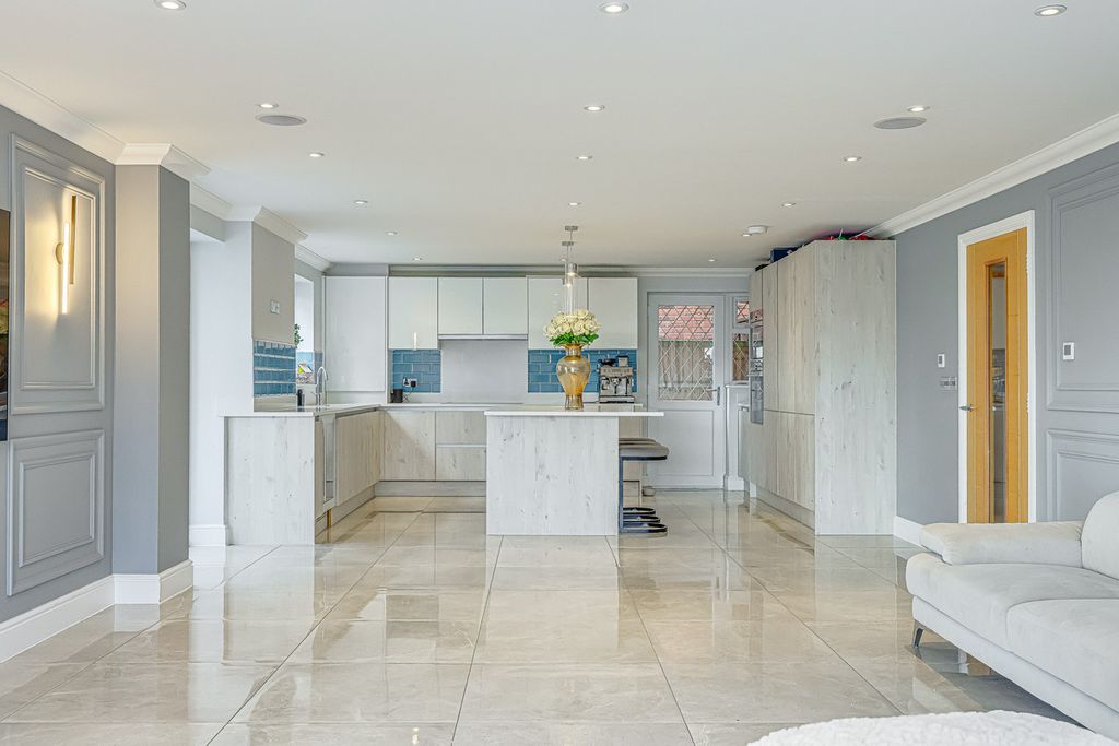 Additional image 9 of 5 bed detached house for saleSwale Road, Benfleet SS7
