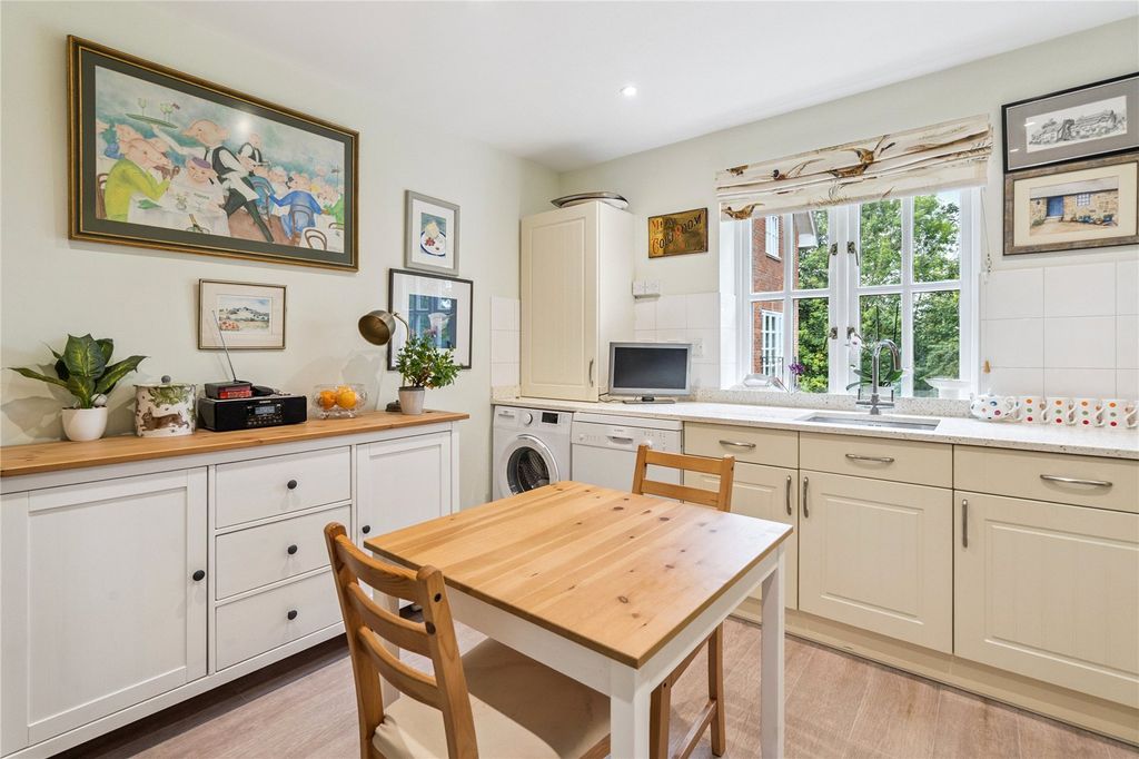 Additional image 13 of 2 bed flat for saleChesham Road, Berkhamsted, Hertfordshire HP4