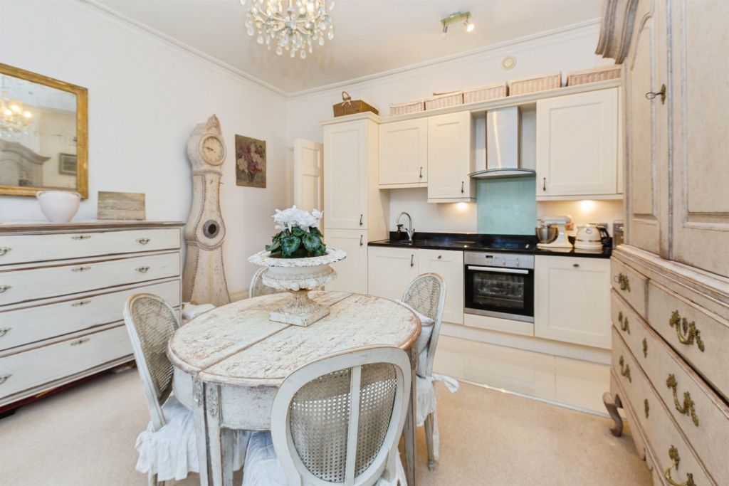 2 bed flat for saleParsons Fee, Aylesbury HP20 photo 4