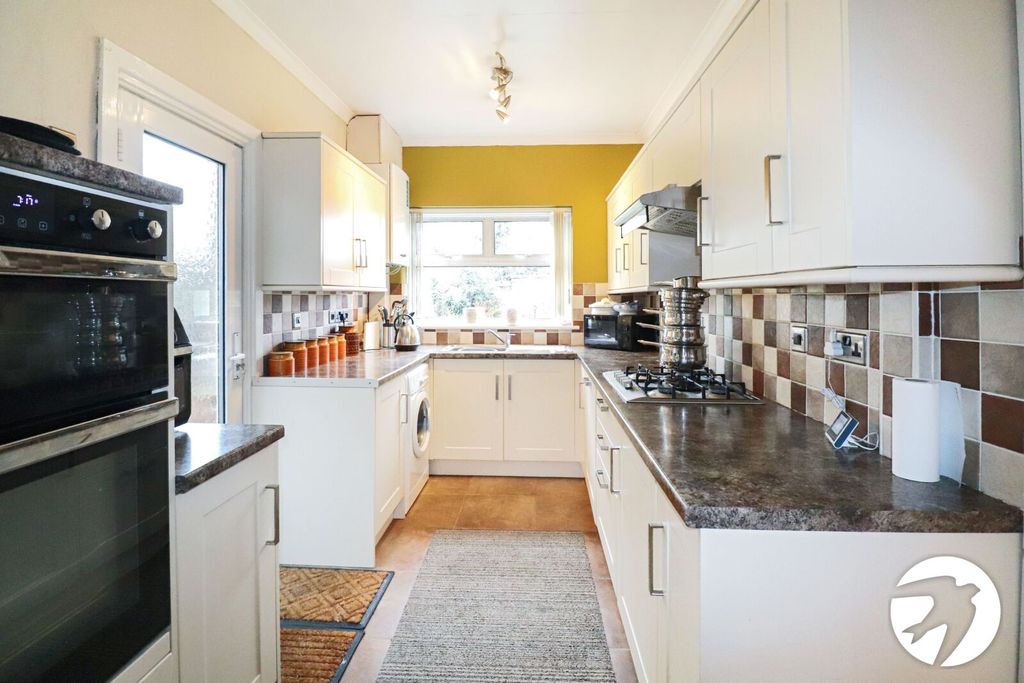 3 bed semi-detached house for saleParsonage Manorway, Belvedere, Kent DA17 photo 3