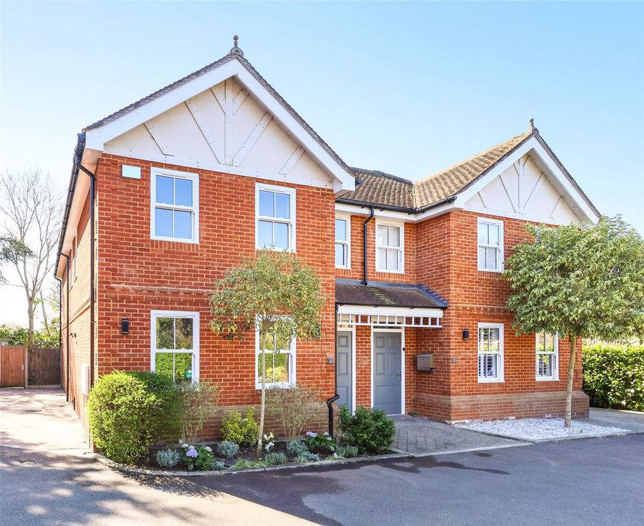 4 bed semi-detached house for saleWarrens End, Rowtown KT15