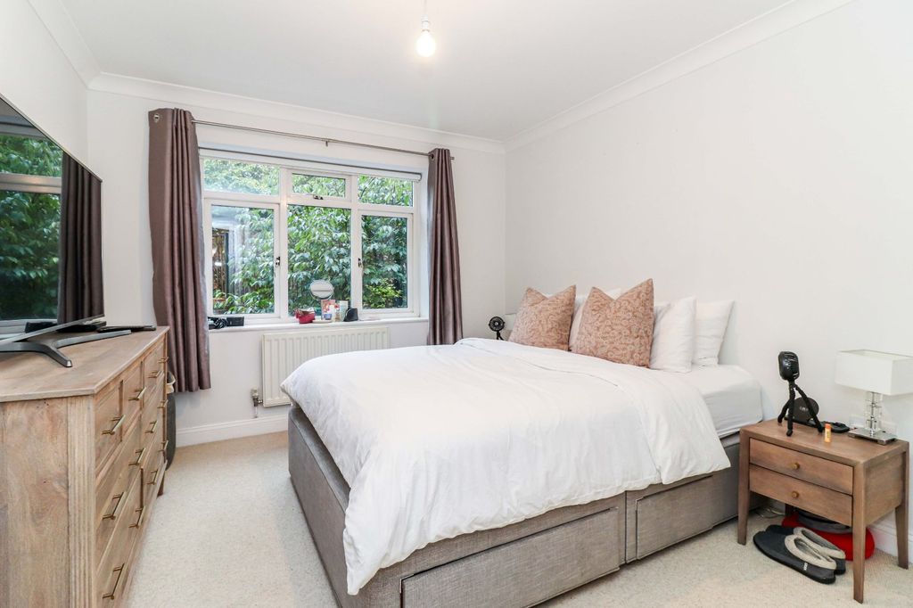 Additional image 3 of 2 bed flat for saleStation Road, Beaconsfield, Buckinghamshire HP9