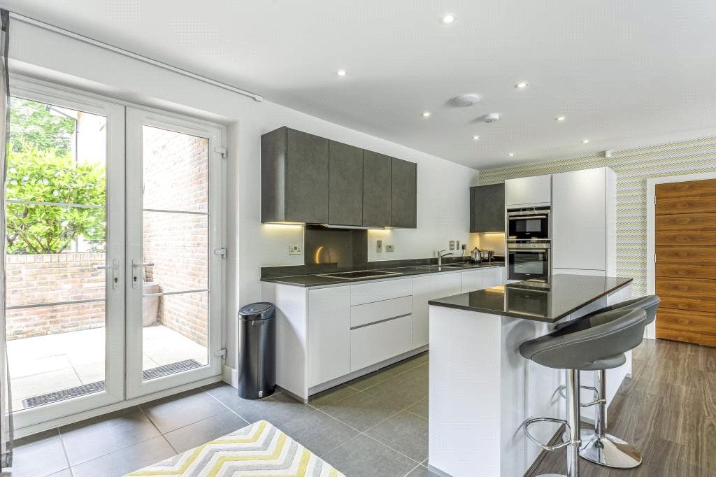 Additional image 4 of 2 bed flat for saleThe Groves, 46 Station Road, Beaconsfield, Buckinghamshire HP9