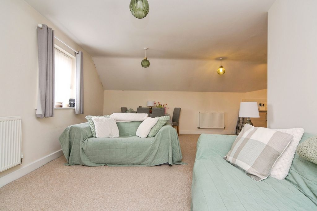 1 bed flat for saleY Bae, Bangor, Gwynedd LL57 photo 3