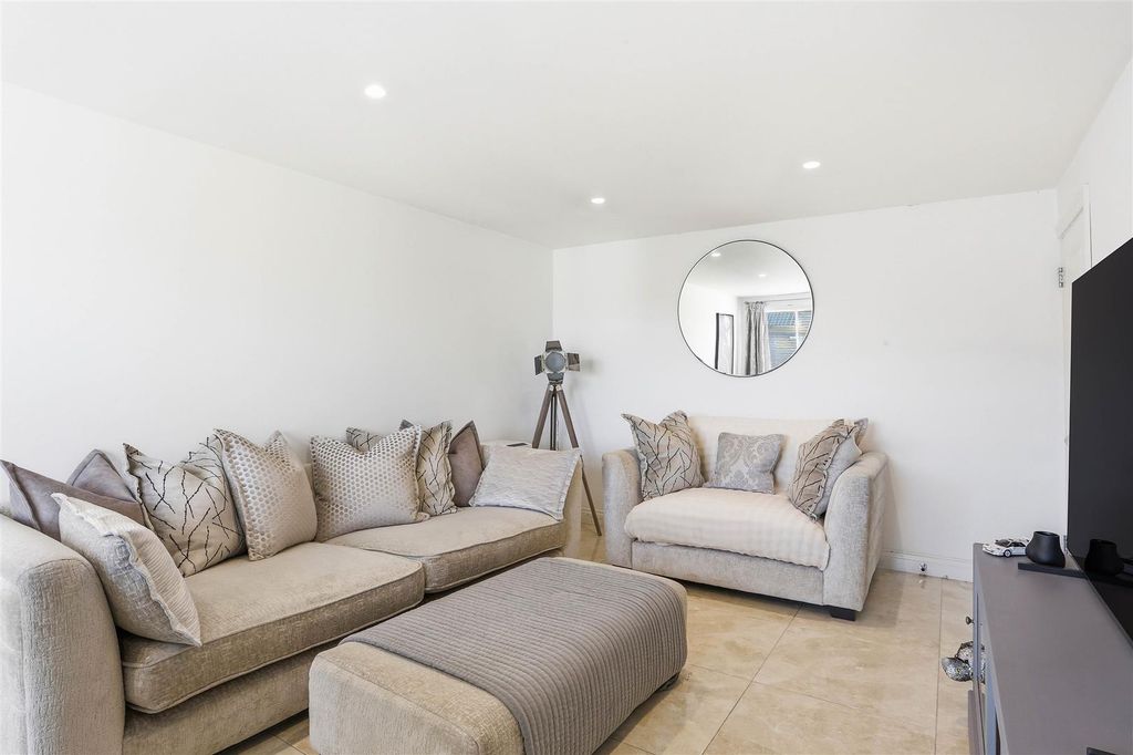 Additional image 5 of 2 bed flat for salePound Road, Banstead SM7