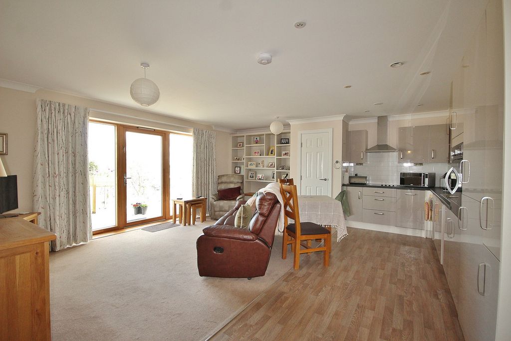 2 bed flat for saleFernleigh, Witney OX28 photo 4