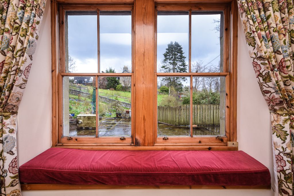2 bed flat for saleHigher Oakfield, Pitlochry PH16 photo 5