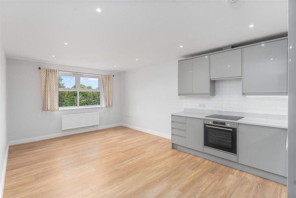 Additional image 3 of 2 bed flat for saleCrouch Street, Banbury OX16