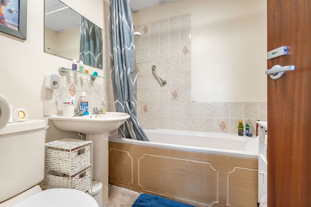 Additional image 5 of 1 bed maisonette for saleVenton Close, Woking, Surrey GU21