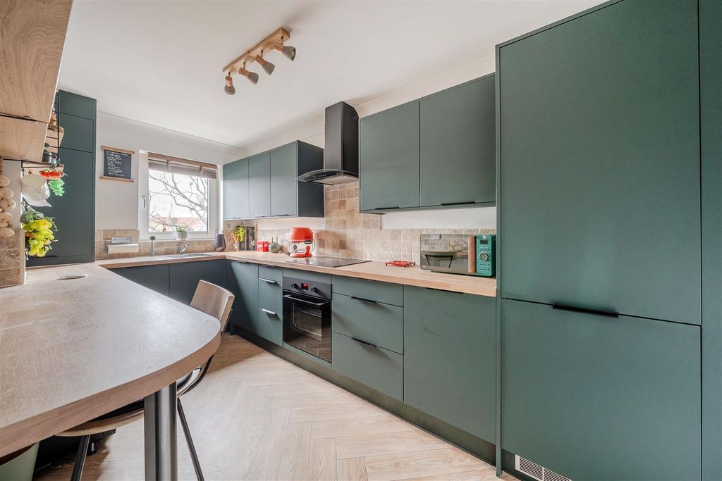 Additional image 3 of 2 bed flat for saleDe Parys Avenue, Bedford MK40