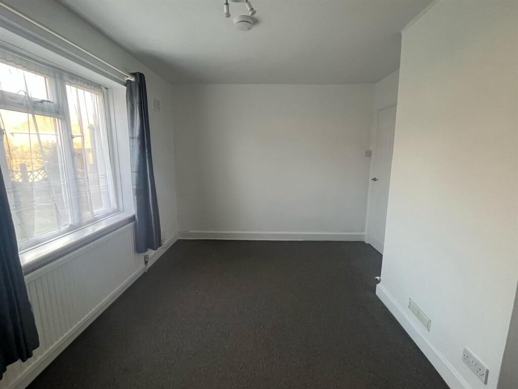 Dellfield Road, Hatfield photo 5