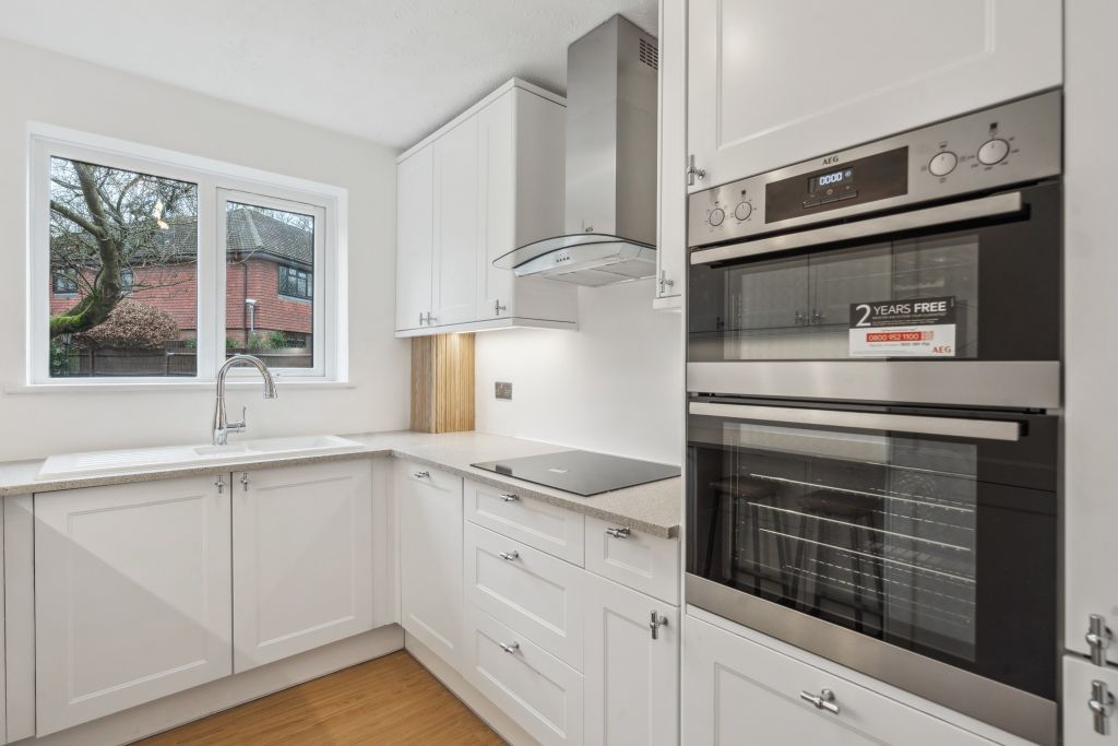2 bed flat for saleTudor Park, Amersham HP6 photo 5