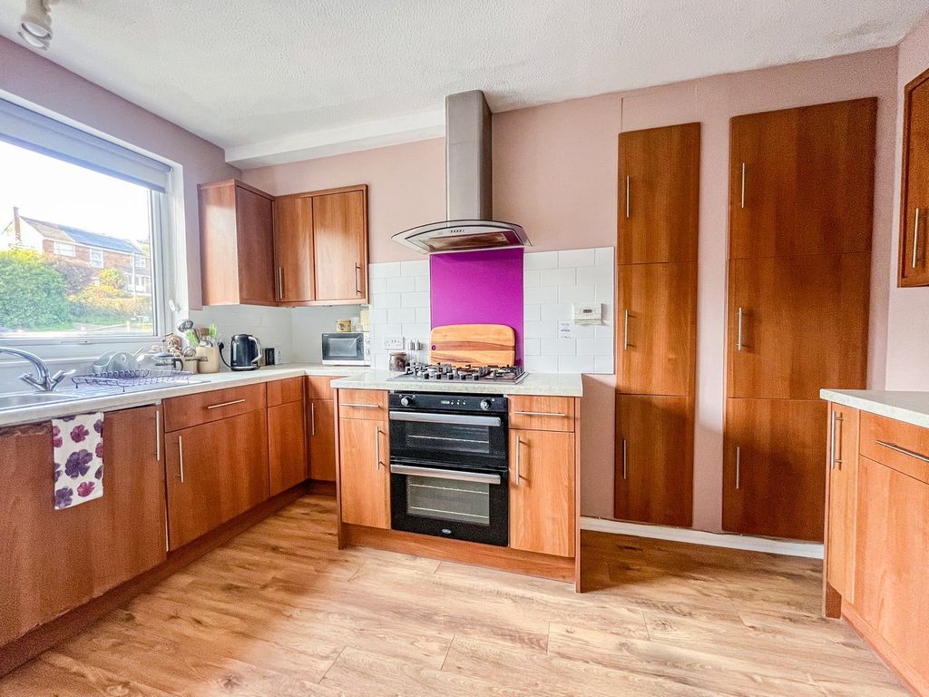 2 bed flat for saleCaldbec Hill, Battle TN33 photo 3