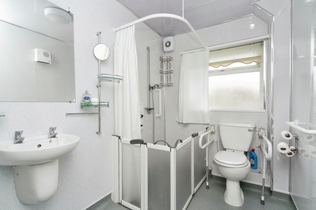 Additional image 5 of 2 bed flat for saleWarren Drive, Deganwy, Conwy LL31