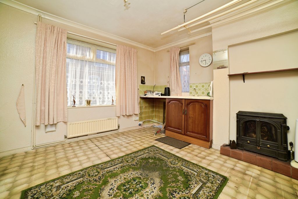 3 bed detached house for salePasture Road, Barton-Upon-Humber DN18 photo 3