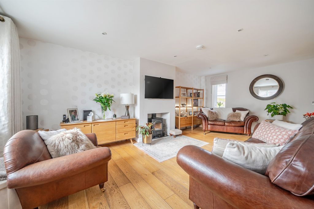 Additional image 5 of 3 bed semi-detached house for saleChestnut Drive, Berkhamsted HP4