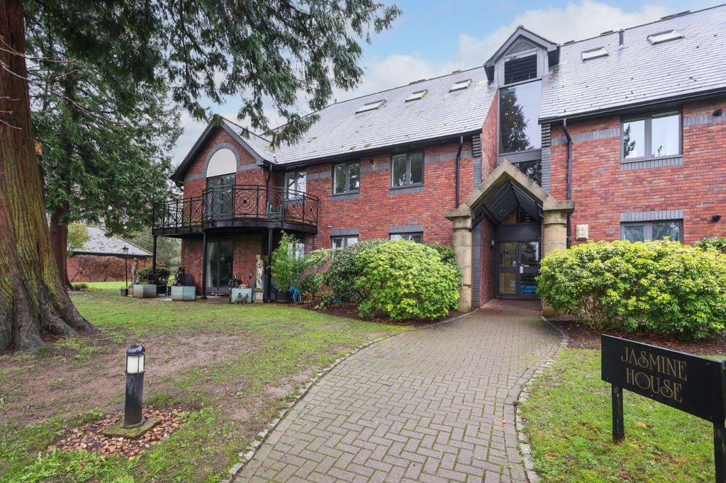2 bed flat for saleJasmine House, Woburn Hill Park, Woburn Hill, Addlestone KT15
