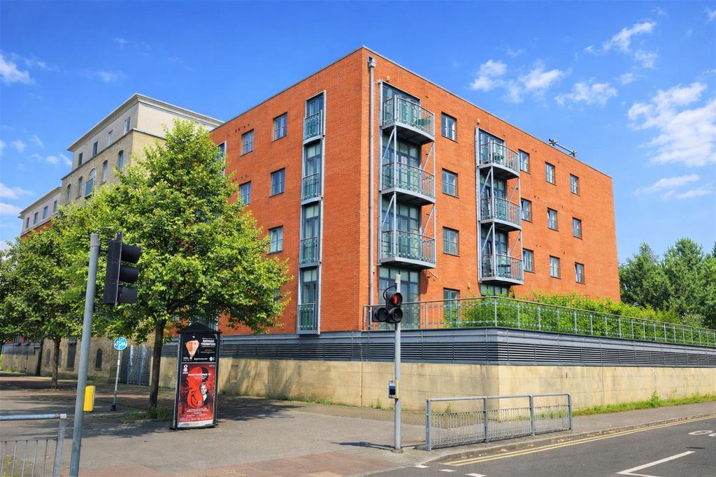 2 bed flat for saleMagretian Place, Cardiff Bay CF10
