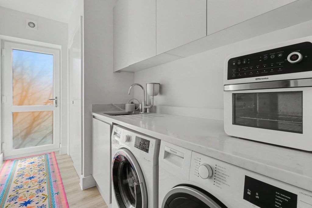 Additional image 9 of 5 bed detached house for saleRayleigh Road, Benfleet SS7