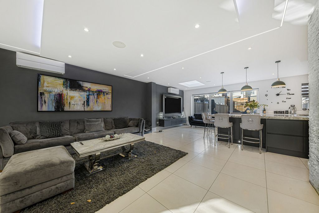 Additional image 6 of 4 bed semi-detached house for saleEdwin Close, Bexleyheath DA7