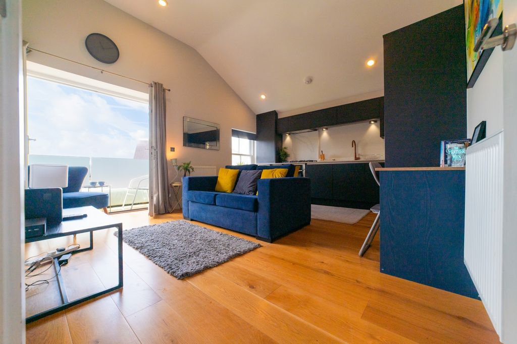 1 bed flat for saleSuffolk House, Canton CF5 photo 2