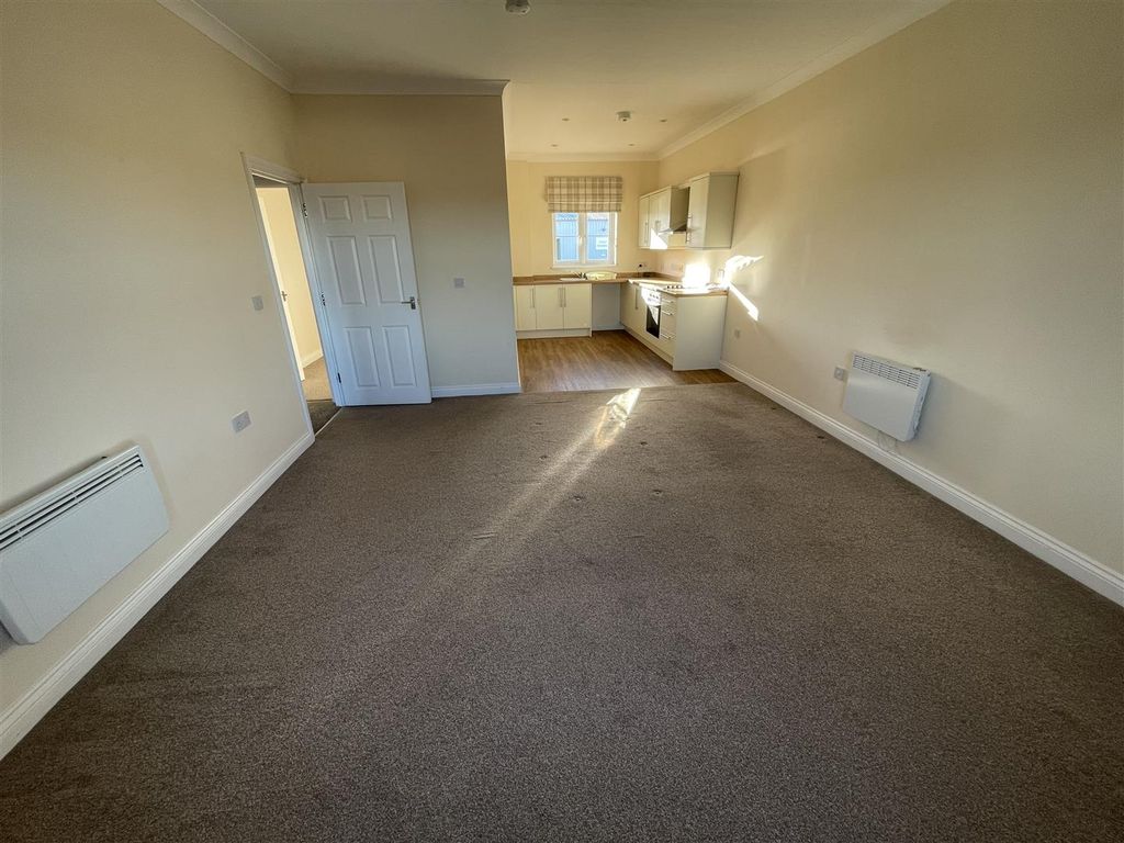 2 bed flat for saleJubilee Close, Crewkerne - Allocated Parking TA18 photo 2