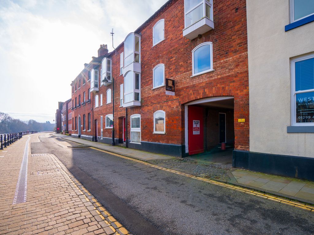 2 bed flat for saleTelford Court, Severn Side South, Bewdley DY12