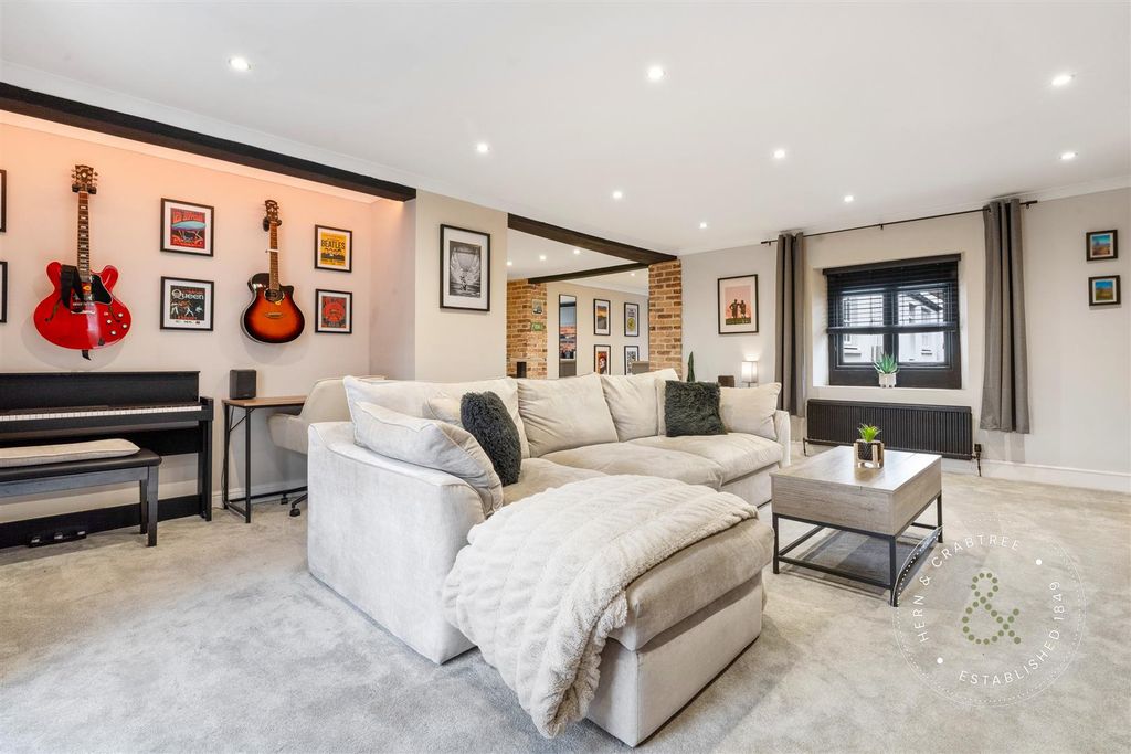 Additional image 5 of 2 bed flat for saleYr Hen Dy, The Cathedral Green, Llandaff, Cardiff CF5