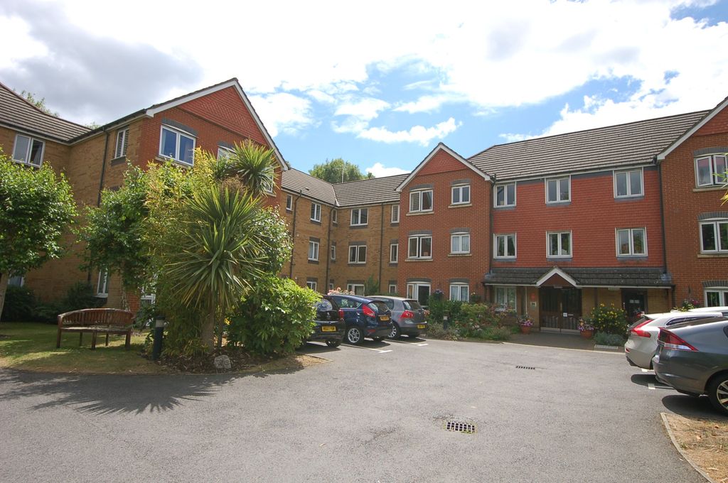 1 bed property for saleHart Dene Court, Bagshot GU19