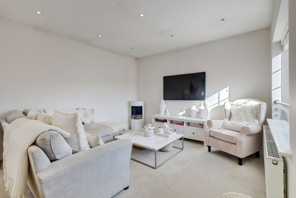 1 bed flat for saleHigh Road, Benfleet SS7 photo 5