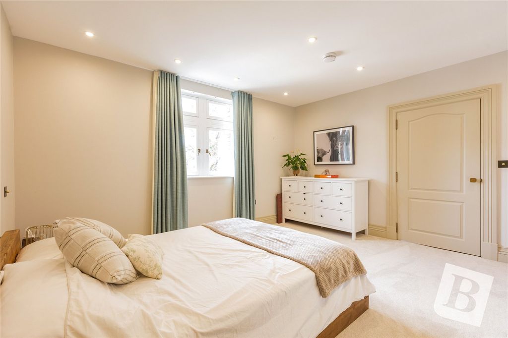 Additional image 9 of 3 bed flat for saleConvent Close, Upminster RM14