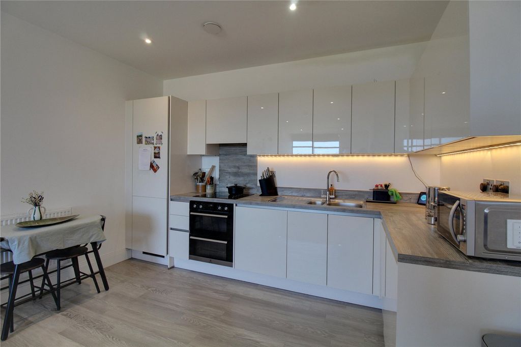 2 bed flat for saleFullbrook Drive, Basingstoke, Hampshire RG21 photo 3