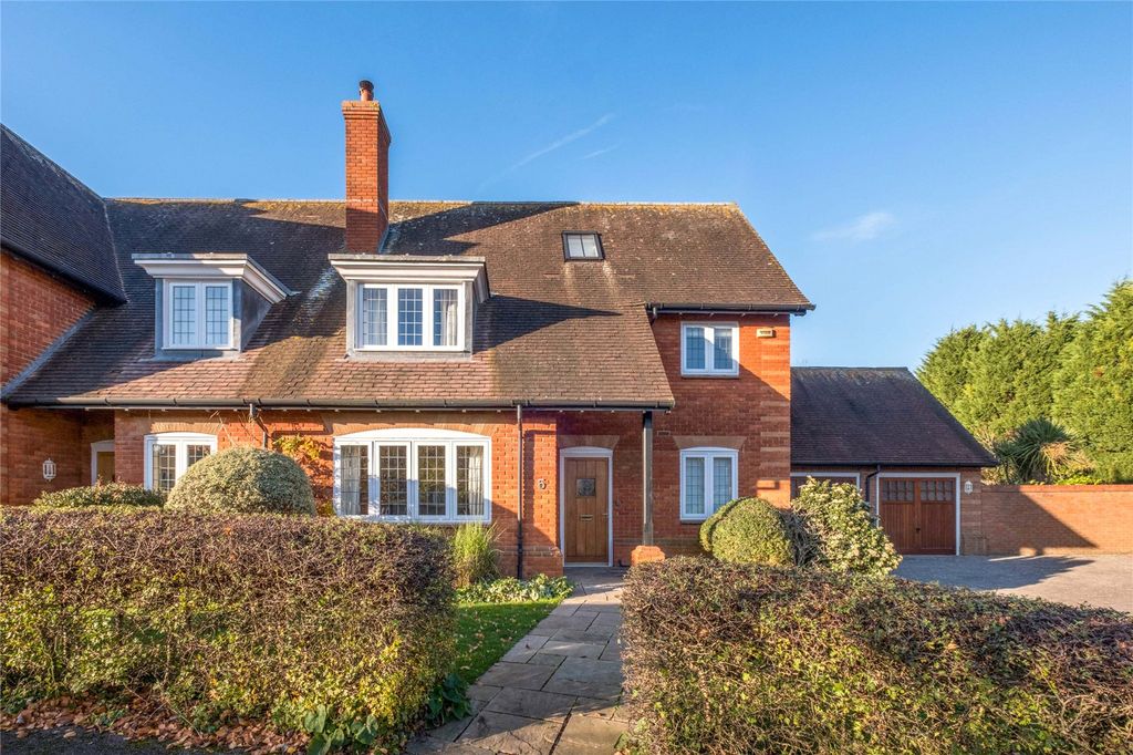 3 bed semi-detached house for saleLazell Gardens, Betchworth, Surrey RH3