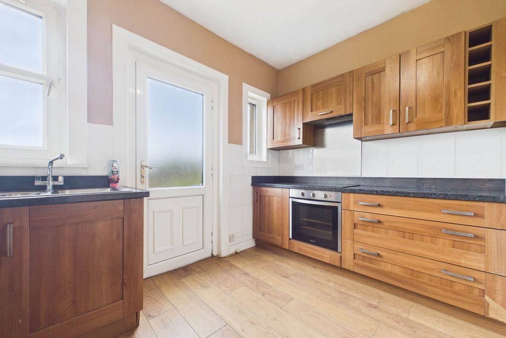 2 bed flat for saleLanark Road, Braidwood ML8 photo 2