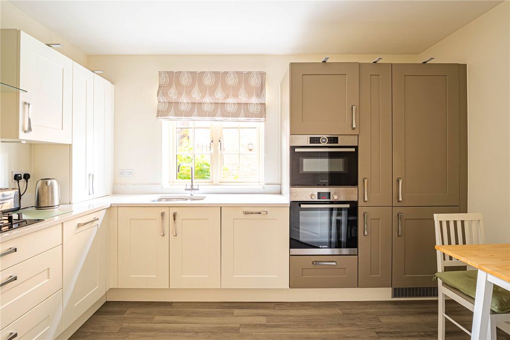 Additional image 3 of 2 bed flat for saleKings Road, Berkhamsted, Hertfordshire HP4