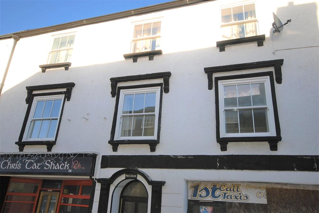 2 bed flat for saleRegis House, Lyme Street, Axminster EX13