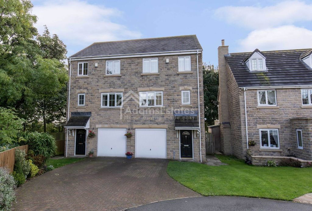 4 bed semi-detached house for saleHighfield Court, Batley WF17