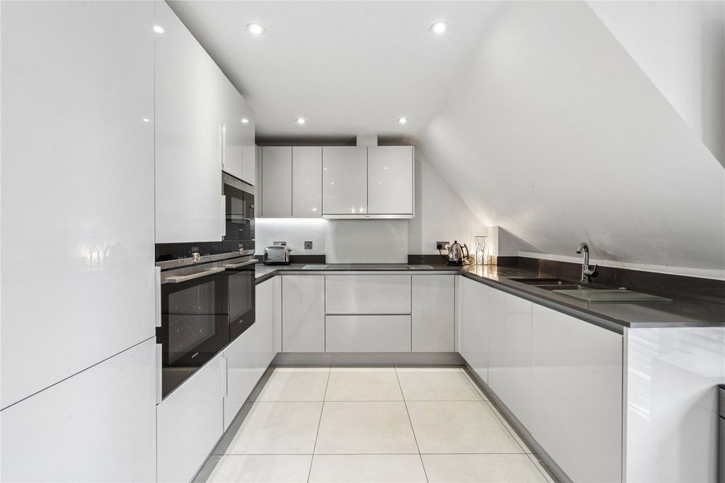 Additional image 8 of 2 bed flat for saleNorth Road, Berkhamsted, Hertfordshire HP4