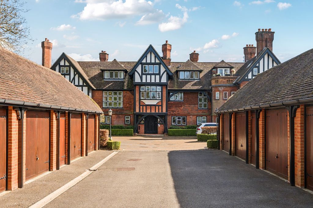 Additional image 9 of 3 bed flat for saleHolly Hill Drive, Banstead SM7