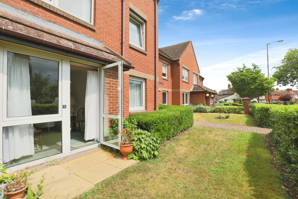 1 bed flat for saleMalin Court, Alcester B49