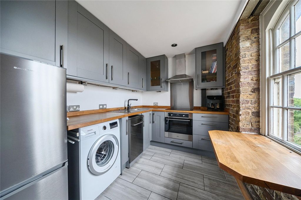 2 bed flat for saleAddlestone, Surrey KT15 photo 2