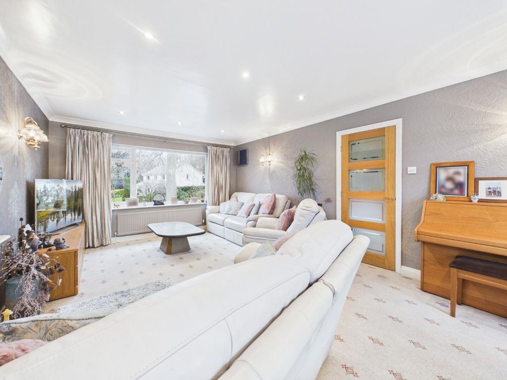 4 bed detached house for saleWoodvale Crescent, Bingley BD16 photo 4