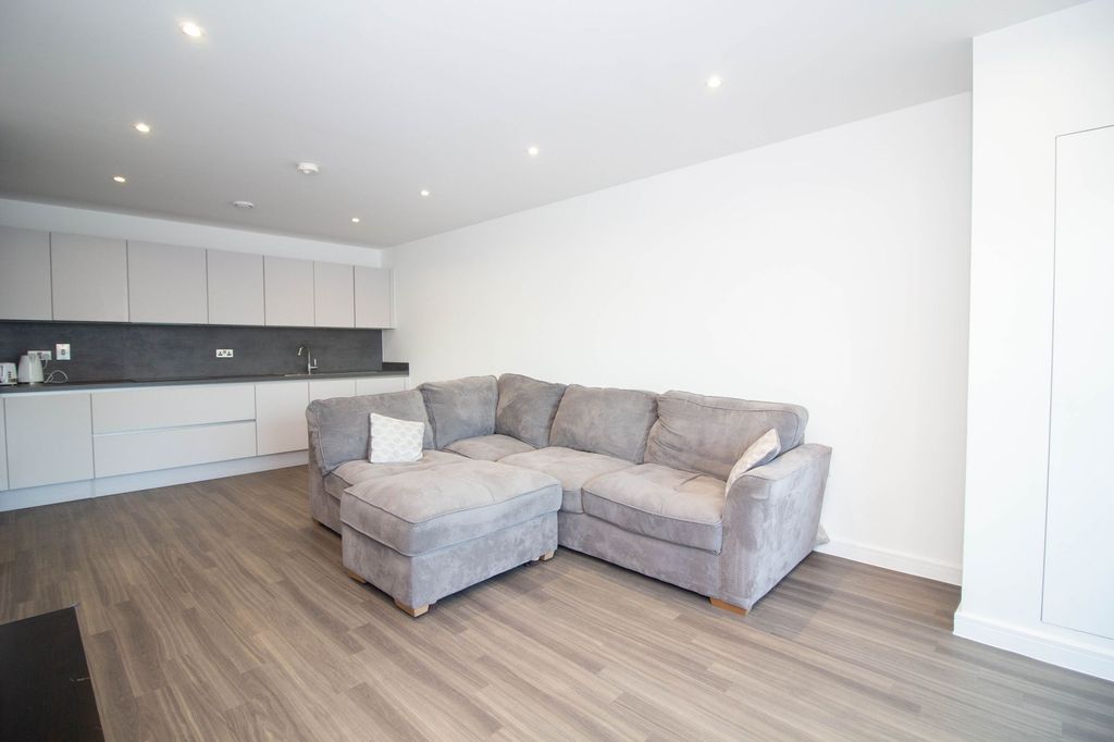 Additional image 4 of 2 bed flat for salePrestwick Road, South Oxhey, Watford WD19
