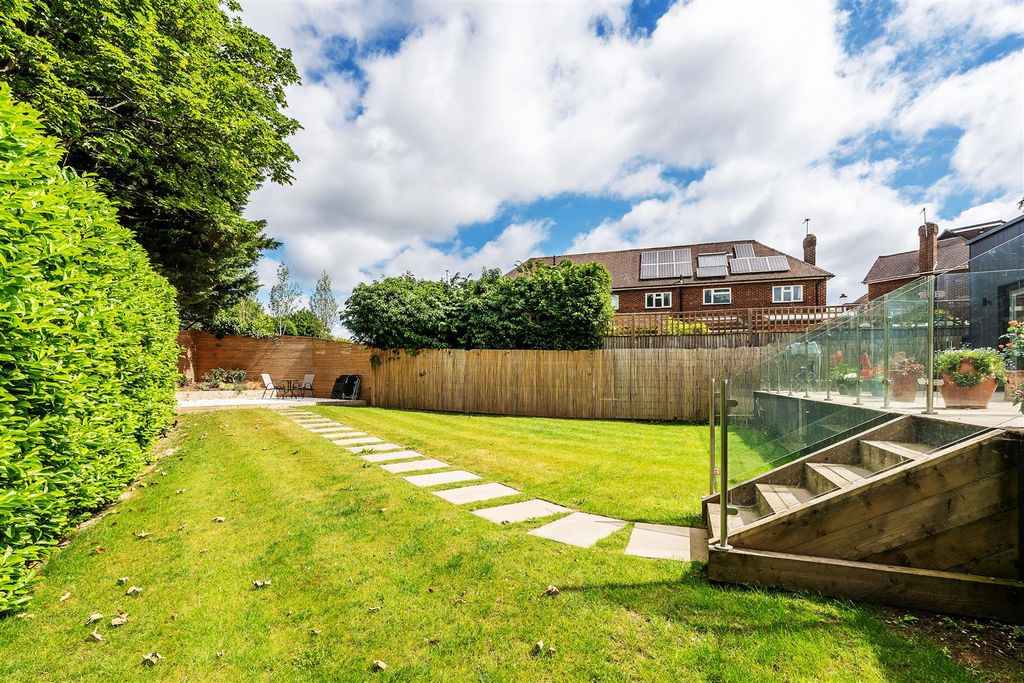 Additional image 2 of 3 bed flat for saleParkers Hill, Ashtead KT21